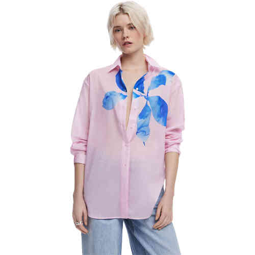 A long length long sleeve oversized lightweight cotton shirt, in soft pink, with a large blow watercolour flower on the front. ShoeBeDoo is an authorised retailer of Desigual in Australia and New Zealand